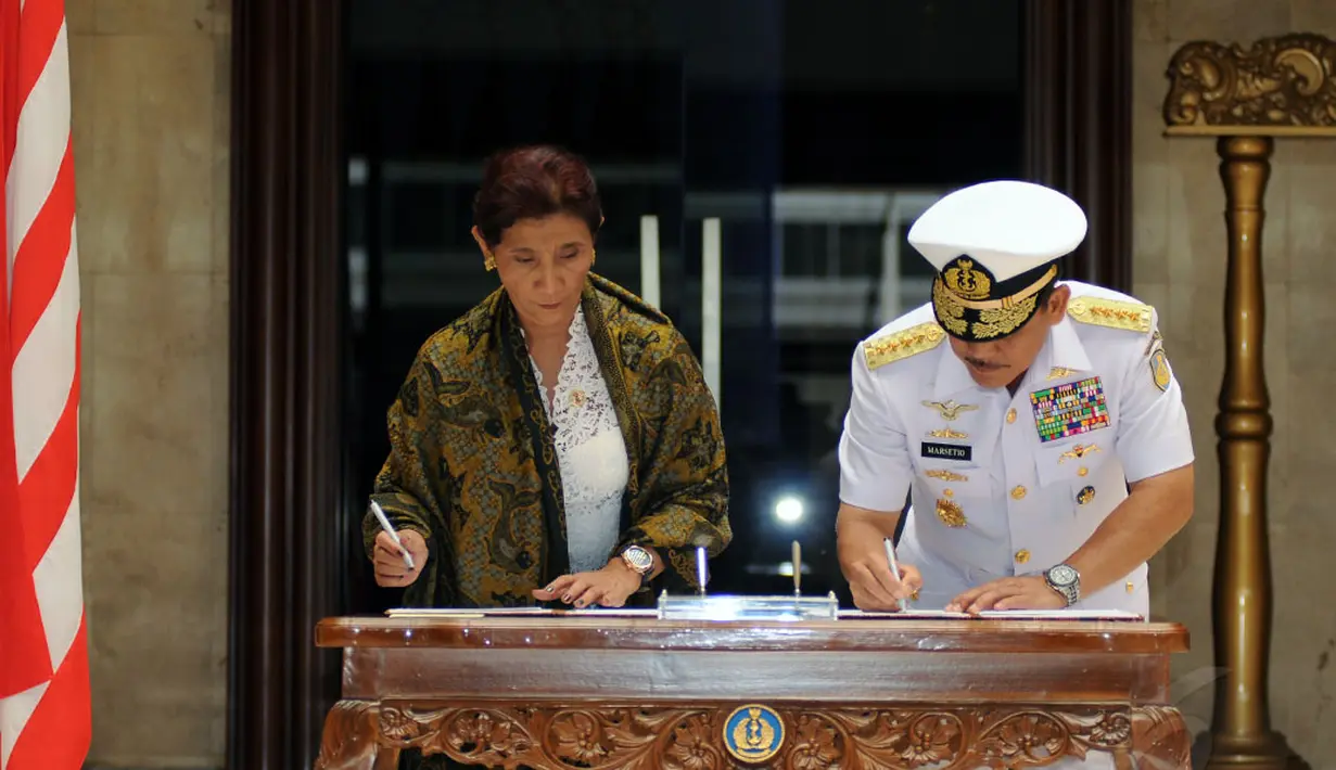 Menteri Kelautan dan Perikanan, Susi Pudjiastuti (kiri) bersama Kasal, Laksamana TNI Marsetio menandatangani MOU di Mabes TNI, Cilangkap, Jakarta (1/12). MOU tersebut bertujuan menata kembali sektor kelautan Indonesia. (Liputan6.com/Helmi Fithriansyah)