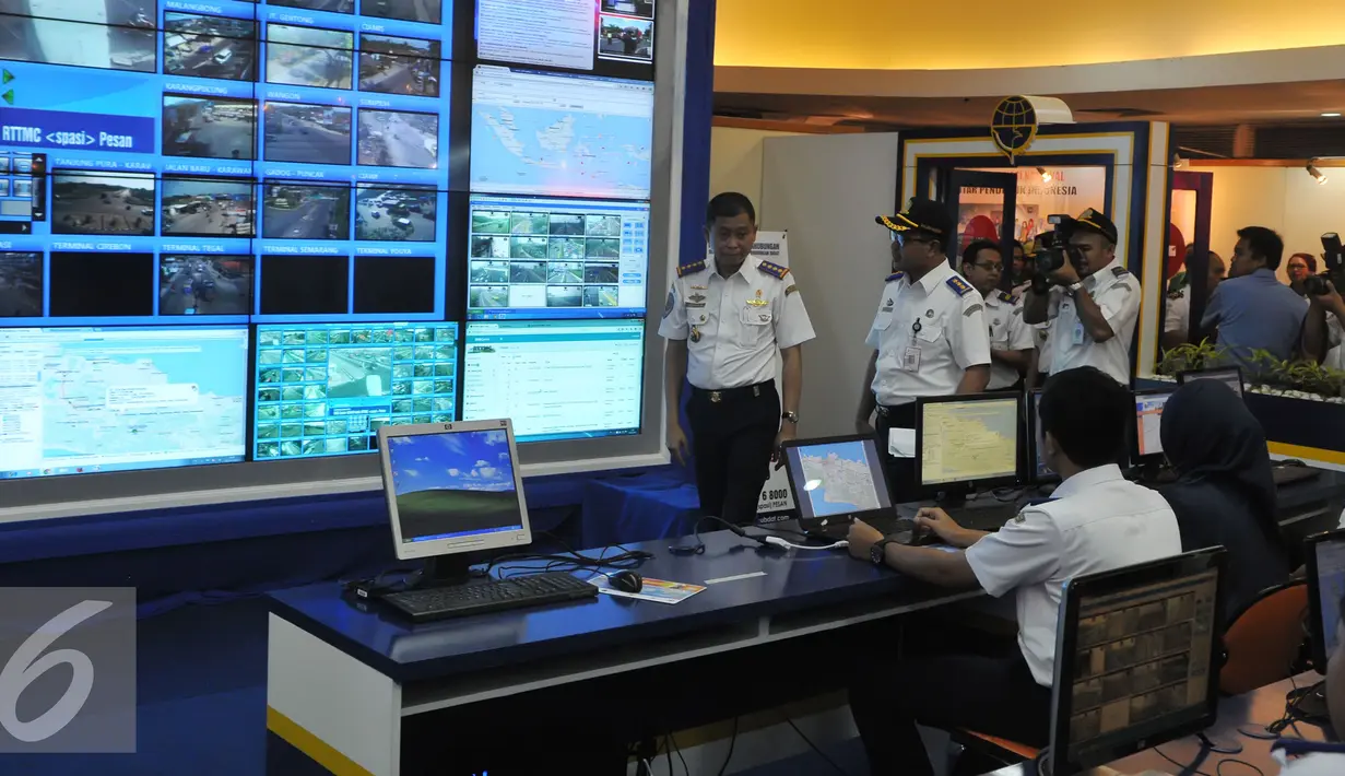 Menhub, Ignasius Jonan tiba untuk memantau Posko Tingkat Nasional Angkutan Lebaran Terpadu tahun 2015, di Kantor Kementerian Perhubungan, Jakarta, Kamis (2/7/2015). Posko ini akan beroperasi selama H-15 sampai H+9. (Liputan6.com/Herman Zakharia)