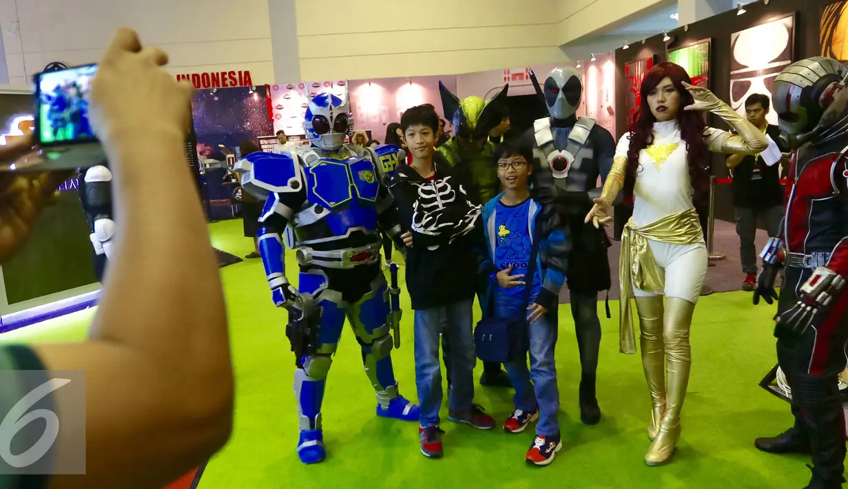 Pengunjung berfoto bersama para tokoh comic con di pameran Indonesia Comic Con di JCC, Jakarta, Sabtu (14/11). Lebih dari 80 produk baru dan eksklusif diperkenalkan pada pameran tersebut. (Liputan6.com/Fery Pradolo)
