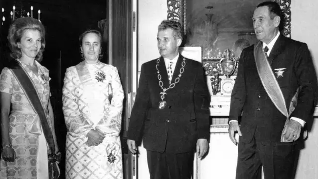 Presiden Argentina pertama,  Maria Estela Isabel Martinez de Peron (kiri). (Fototeca/Wikimedia)