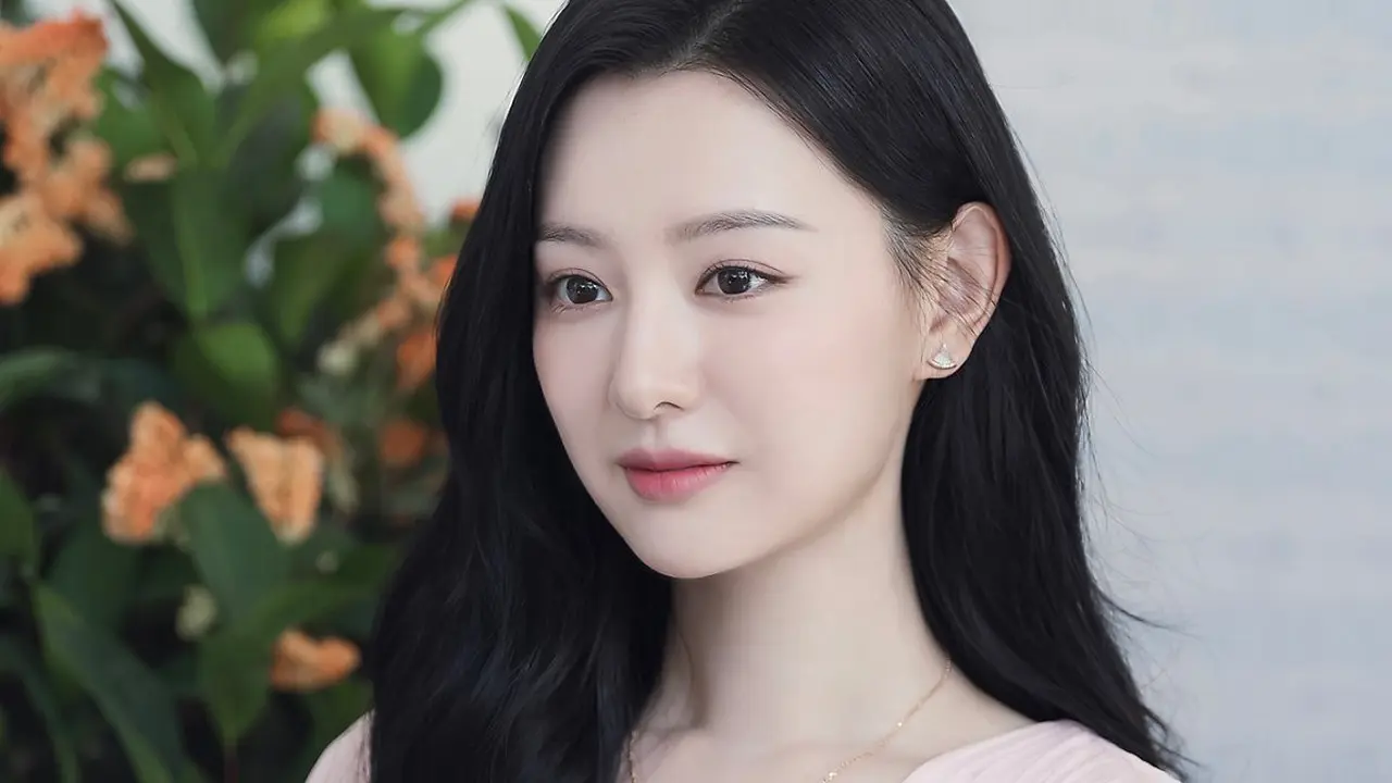 Kim Ji Won. (HighZium Studio via Naver Highzium Studio-  하이지음스튜디오  공식)