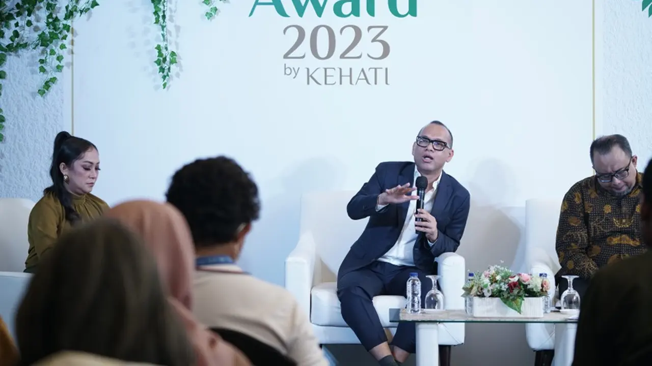 Direktur Eksekutif Yayasan KEHATI Riki Frindos dan Perwakilan Juri Agus Salim membaca nama pemenang ESG Award 2023 By KEHATI. (Liputan6.com/ ist)