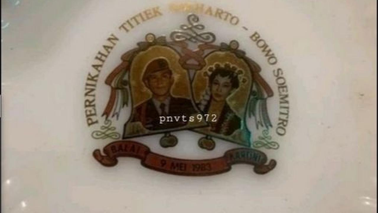 Terlihat souvenir pernikahan itu berupa piring keramik berwarna putih.