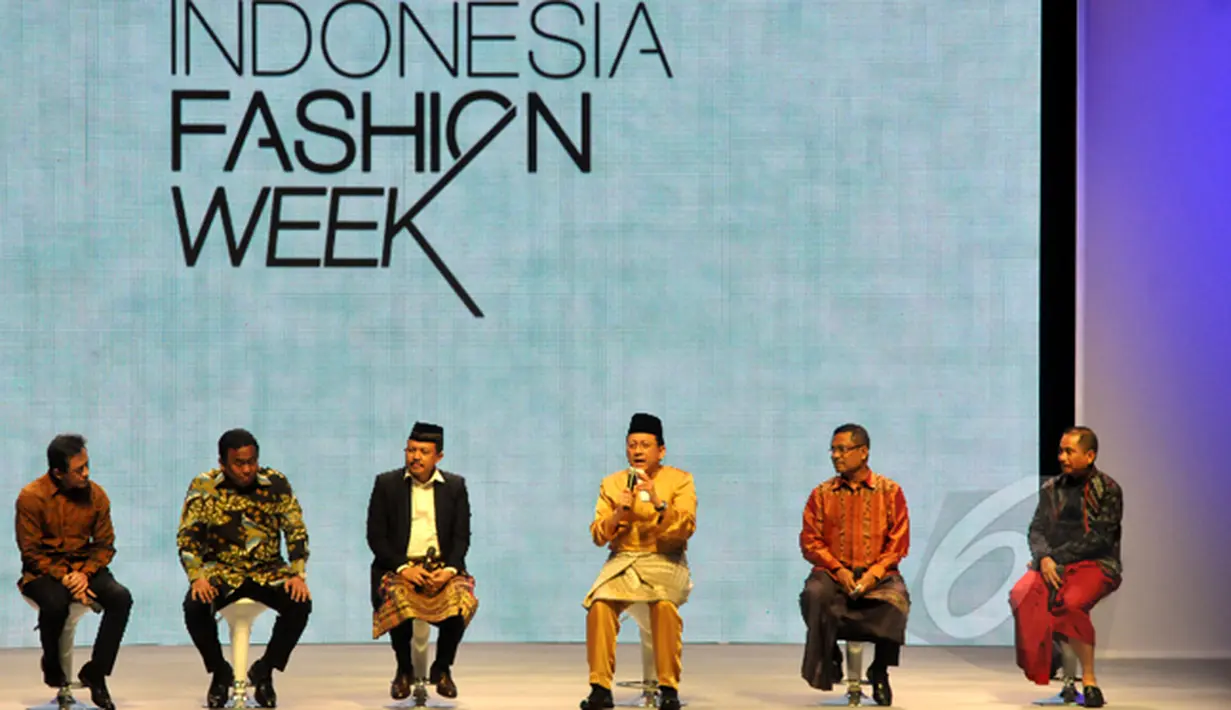 Ketua DPD Irman Gusman (ketiga kanan) dalam sebuah sesi perbincangan di seremoni pembukaan Indonesia Fashion Week (IFW) 2015 di Jakarta Convention Center, Kamis (26/2). (Liputan6.com/Panji Diksana)