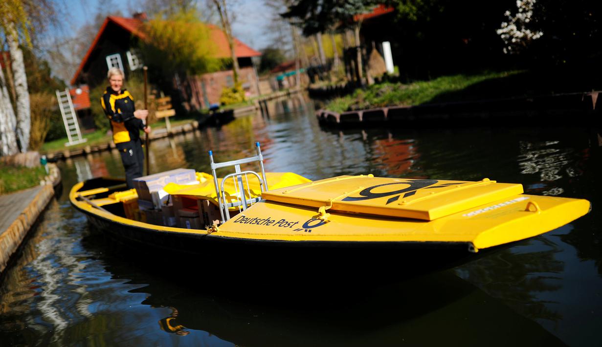 FOTO: Di Jerman, Tukang Pos Wanita Antarkan Surat Pakai Perahu - Global