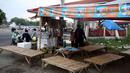 Pemudik singgah di warung dadakan di Jalur Pantura, Cirebon, Jawa Barat, Rabu (21/6). Menjelang puncak arus mudik Lebaran 2017, warga yang tinggal di dekat jalur Pantura membuat warung-warung dadakan. (Liputan6.com/Johan Tallo)