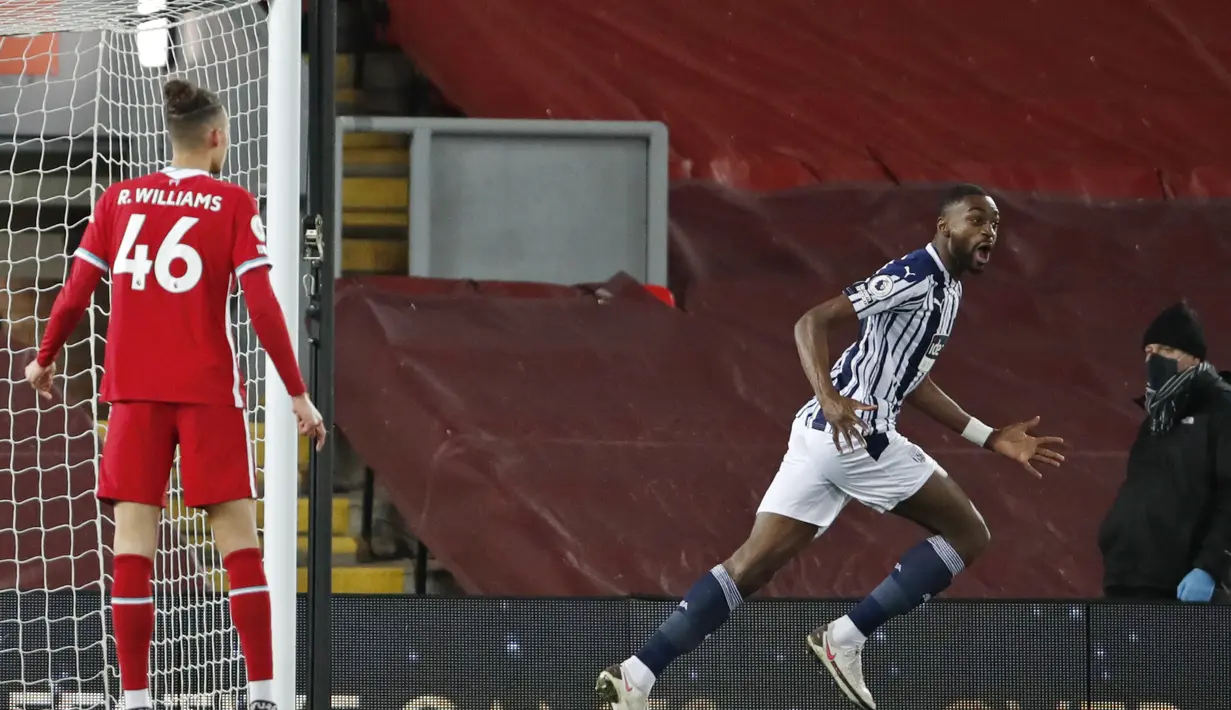 Bek West Bromwich Albion, Semi Ajayi (kanan) berselebrasi usai mencetak gol ke gawang Liverpool menit ke 82 pada pertandingan lanjutan Liga Inggris di stadion Anfield, Inggris, Senin (28/12/2020). (Clive Brunskill/Pool via AP)