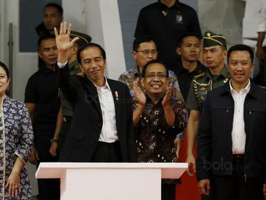 Presiden RI, Joko Widodo, menyapa suporter saat peresmian Istora Senayan, Selasa (23/1/2018). Setelah direnovasi Istora kini berkapasitas 7.120 penonton dan memiliki kursi dan pencahayaan yang lebih baik. (Bola.com/M Iqbal Ichsan)