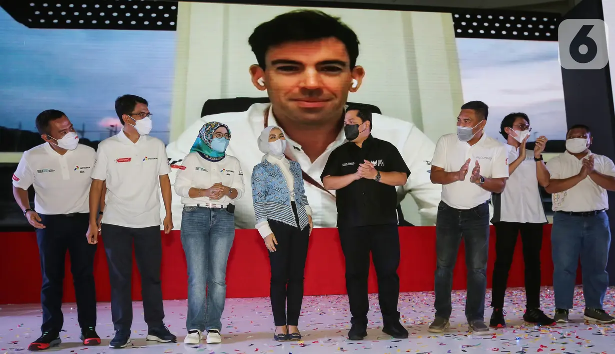 Menteri BUMN, Erick Thohir, Direktur Utama Pertamina Nicke Widyawati, CEO ITDC Abdulbar M Mansoer dan jajaran Direksi Pertamina dan ITDC foto bersama usai peluncuran Pertamina Grand Prix of Indonesia dan perjanjian kerjasama di Jakarta, Rabu (9/2/2022).(Liputan6.com/Fery Pradolo)