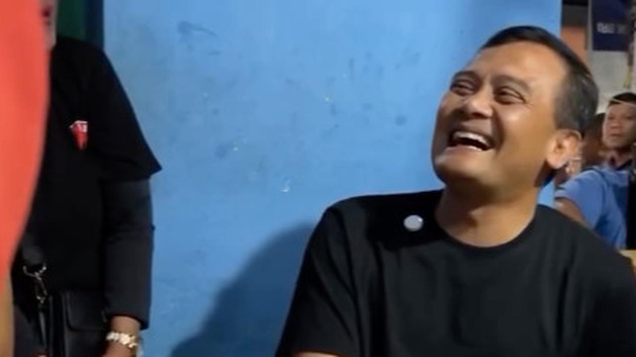 Gaya Santai Jenderal Polisi Bintang 3 Saat ke Pasar, Pakai Kaos Oblong dan Ngopi Cantik bareng Pedagang