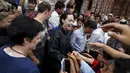 Utusan khusus UNHCR, Angelina Jolie (tengah) berjabat tangan dengan sejumlah pengungsi etnis Kachin saat melakukan kunjungan ke ibukota Myitkyina, Myanmar, Rabu (30/7/2015). (REUTERS/Soe Zeya Tun)