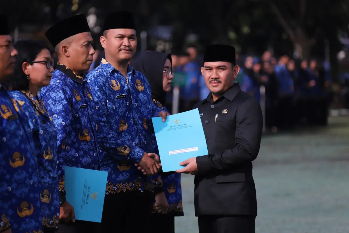 9.051 tenaga honorer Pemerintah Kabupaten Bekasi resmi dilantik sebagai Pegawai Pemerintah dengan Perjanjian Kerja (PPPK) oleh Bupati Bekasi, Ade Kuswara Kunang