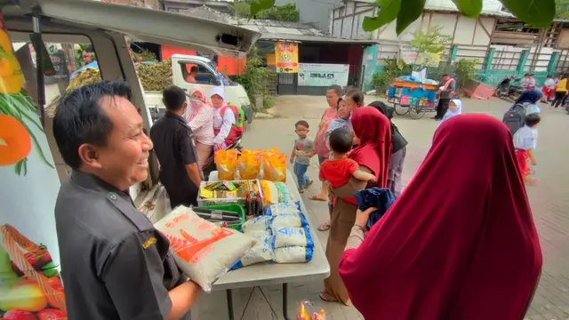 Wali Kota Tangerang, Arief R Wismansyah, meminta agar diperbanyak pasar keliling utuk menjaga angka inflasi. Hal ini diungkap di Kawasan Pusat Pemerintahan Kota Tangerang, Senin (16/01/2023).