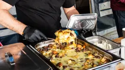 Staf perusahaan katering menyiapkan makanan gratis di Berlin, Jerman (16/4/2020). Tingkat infeksi baru COVID-19 di Jerman terus berada di bawah masa puncak saat jumlah kasus terkonfirmasi bertambah 2.866 dalam satu hari menjadi 130.450, demikian diumumkan RKI pada Kamis (16/4). (Xinhua/Binh Truong)