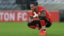 Reaksi kecewa gelandang Southampton, Theo Walcott setelah dikalahkan Manchester United pada laga Liga Inggris 2020/2021 di St Mary's Stadium, Southampton (29/11/2020). Theo Walcott pernah jadi bagian Arsenal selama hampir 13 musim sejak 2005/2006 hingga 2017/2018. Belum pernah terdegradasi selama bermain di Liga Inggris, ia bisa saja mengalaminya bersama Southampton yang hingga pekan ke-34 menghuni posisi buncit. (AFP/Pool/Adam Davy)