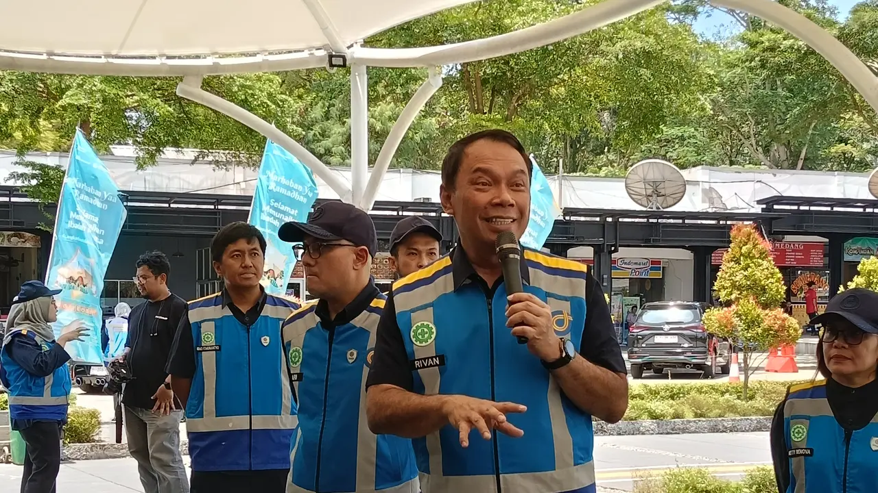 Direktur Utama Jasa Marga Rivan A Purwantono di Rest Area Km 88A Tol Cipularang, Kabupaten Purwakarta, Jawa Barat, Kamis (12/3/2026). (Liputan6.com/Maulandy)