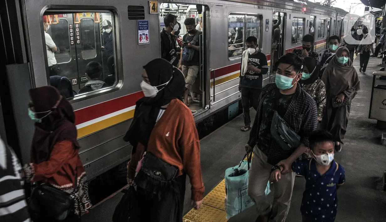 Calon penumpang saat hendak menggunakan KRL di Stasiun Tanah Abang, Jakarta, Selasa (15/3/2022). JakLingko diharapkan memudahkan masyarakat beralih dari kendaraan pribadi ke kendaraan umum. (merdeka.com/Iqbal S. Nugroho)