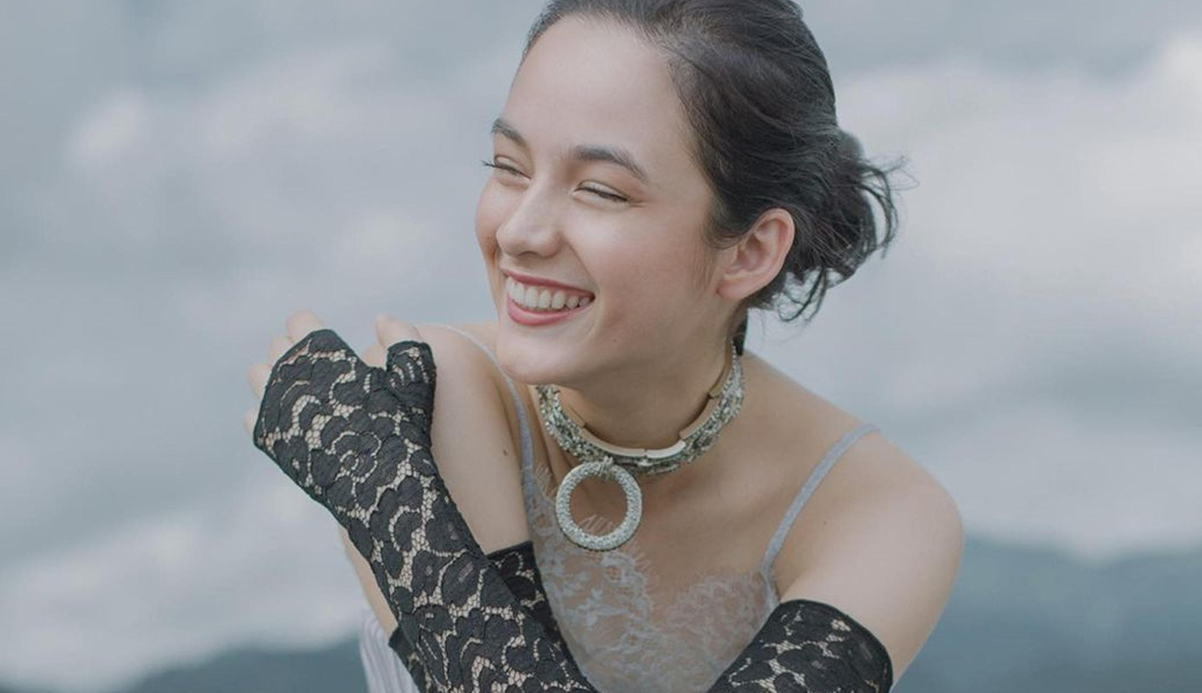 Potret Chelsea Islan dengan Busana Vintage Ini Makin Memesona