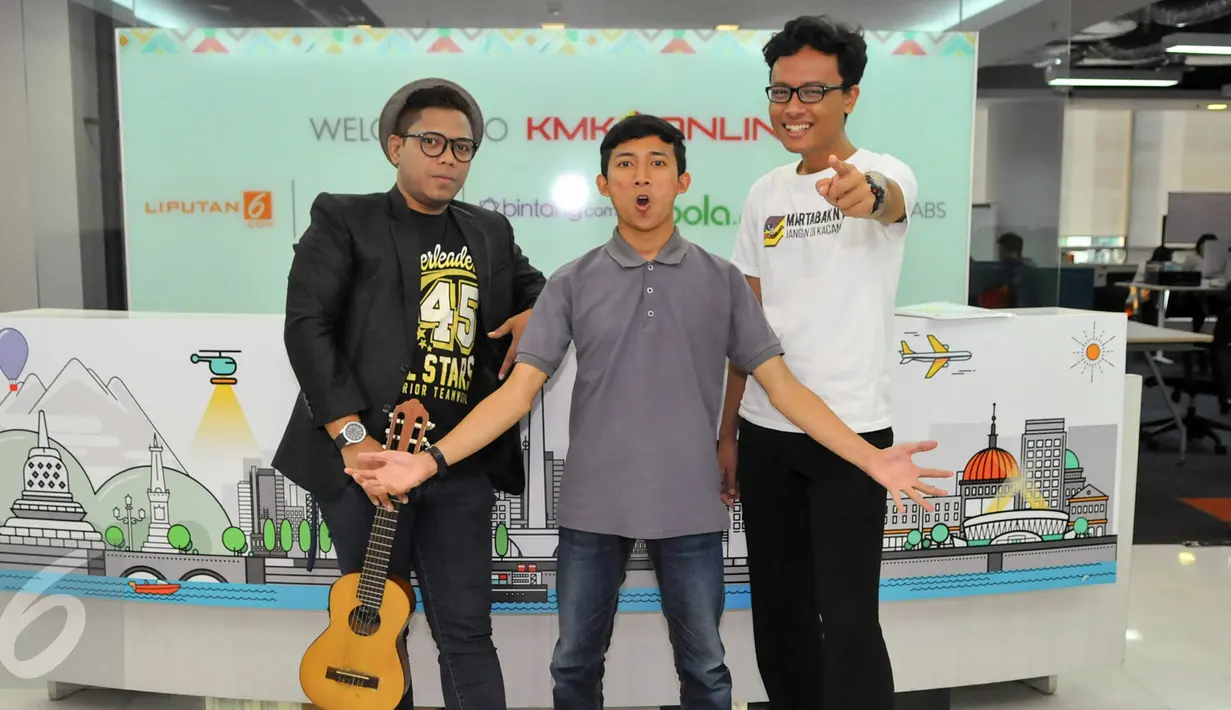 Finalis standup komedi Torabika Capucino Cool Expresion (ki-ka) Panca Warna, Bayu Agung, Falah Akbar berada di kantor Liputan6.com SCTV Tower, Jakarta, (3/6). Jelang babak final, tiga finalis stand up berlatih di kantor SCTV. (Liputan6.com/Yoppy renato)