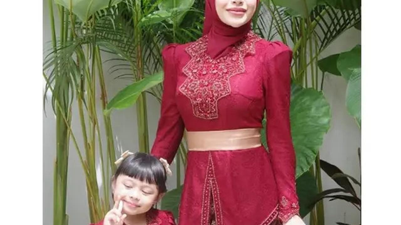 6 Potret Keluarga Hermansyah di Nikahan Kakak Sarah Menzel, Kompak Berbusana Adat Bali
