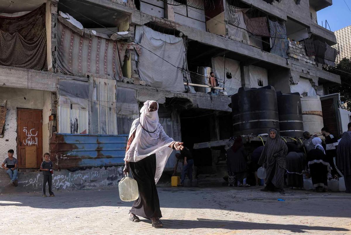 FOTO: Warga Gaza Antre Air Bersih di Tengah Krisis Kemanusiaan Berkepanjangan