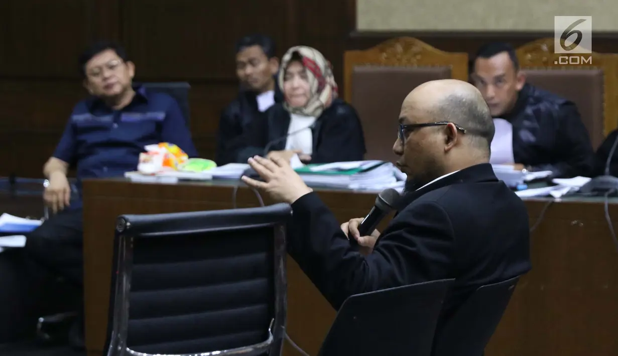 Penyidik KPK, Novel Baswedan memberi keterangan sebagai saksi pada sidang dugaan menghalangi proses penyidikan terhadap Eddy Sindoro dengan terdakwa, Lucas di Pengadilan Tipikor, Jakarta, Kamis (10/1). (Liputan6.com/Helmi Fithriansyah)