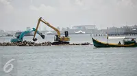 Pengerjaan proyek reklamasi kawasan Pantai Utara Jakarta, Ancol, Jakarta, Rabu (9/3/2016). Dampak yang perlu diantisipasi Pemprov DKI Jakarta atas reklamasi pantai salah satunya ialah nasib para nelayan. (Liputan6.com/Faizal Fanani)