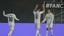 Gelandang Real Madrid, Lucas Vazquez (kanan) berselebrasi dengan rekannya Toni Kroos dan Luka Modric usai mencetak gol ke gawang Celta Vigo pada pertandingan lanjutan La Liga Spanyol di stadion Alfredo Di Stefano, Minggu (3/1/2021). Madrid menang atas Celta Vigo 2-0. (AP Photo/Manu Fernandez)