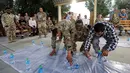 Menjalankan ibadah puasa Ramadhan mungkin terasa berat bagi mereka yang harus bekerja di luar ruangan, atlet, maupun militer yang harus melakukan latihan fisik. (Photo by YASSER AL-ZAYYAT / AFP)