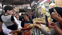 Presiden Jokowi dan keluarga belanja di Pasar Gede Solo. (Istimewa)