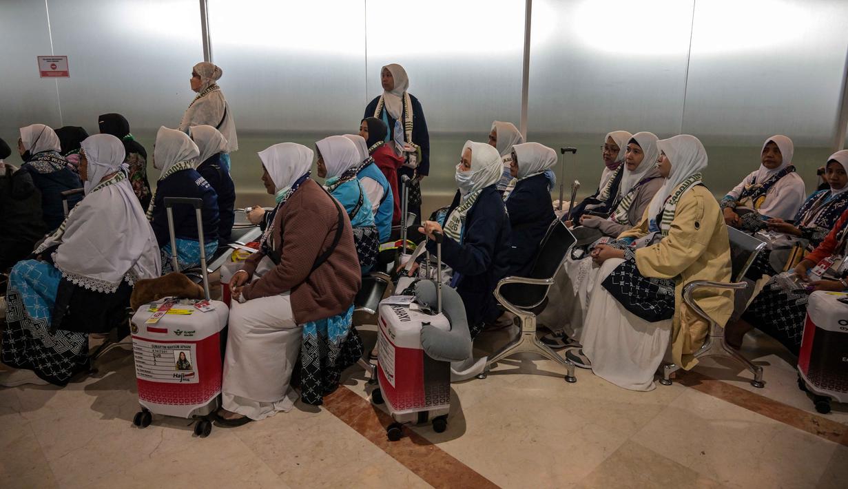 Jumlah tersebut dibagi ke dalam 116 kloter yang mencakup tiga wilayah provinsi, dengan rincian Jawa Timur sebanyak 42.409 jemaah, Bali 698 jemaah, dan Nusa Tenggara Timur (NTT) 516 jemaah. Tampak dalam foto, jemaah haji Indonesia menunggu waktu keberangkatan untuk melaksanakan ibadah haji tahunan, di Bandara Internasional Juanda, Sidoarjo, Jawa Timur, Rabu 22 April 2026. (JUNI KRISWANTO/AFP)