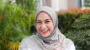Sederhana tapi cantik, model hijab segi empat ala Nina Zatulini ini menjadi salah satu yang menarik untuk disontek. [Foto: IG/ninazatulini22].