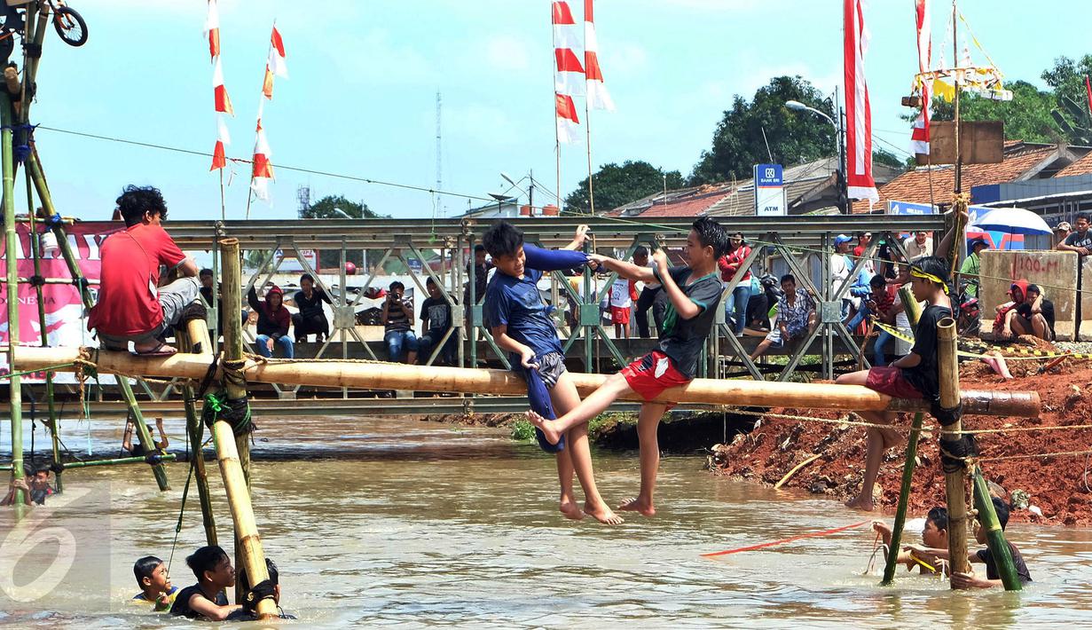 Peserta mengikuti lomba gebuk bantal di Kalimalang, Jakarta Timur, Senin (17/8). Lomba tersebut dalam rangka menyemarakkan perayaan HUT RI ke-71.(Liputan6.com/Johan Tallo)