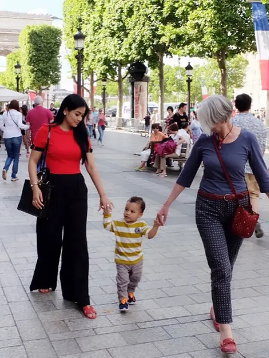 Titi Kamal bersama baby Juna dan ibu mertua. (Photo : Instagram)