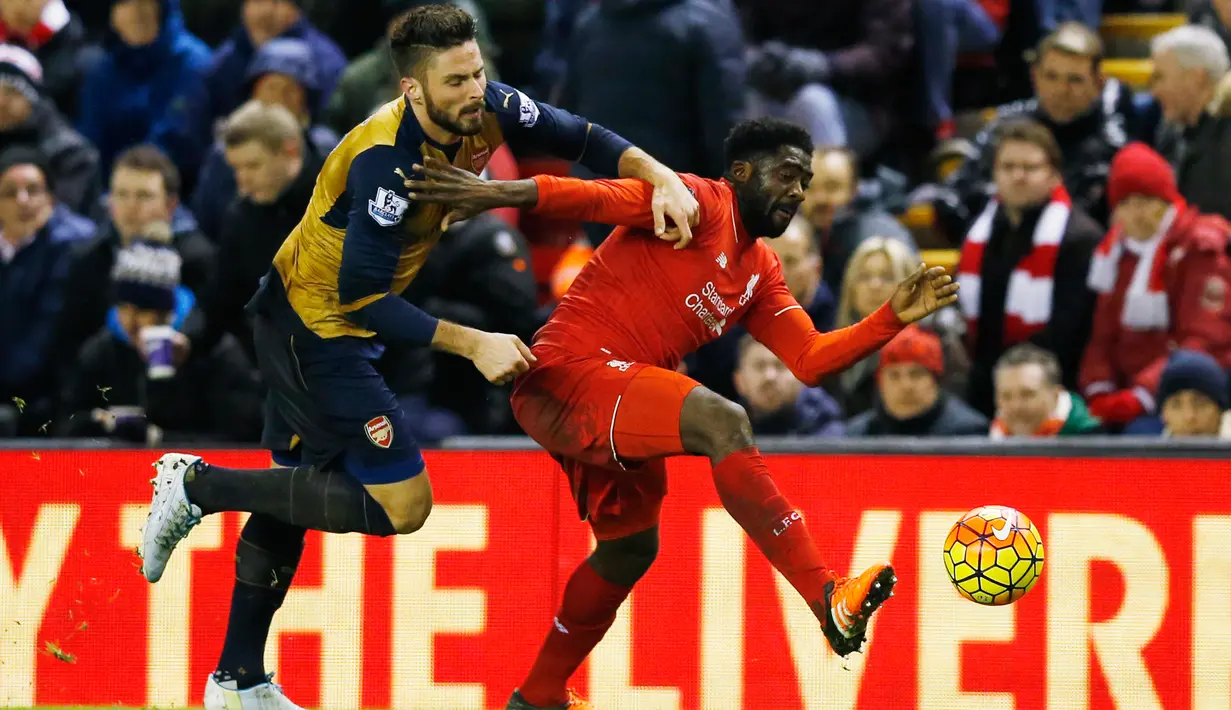 Bek Liverpool, Kolo Toure (kanan) berusaha mengontrol bola dari kejaran penyerang Arsenal, Oliver Giroud pada lanjutan Liga Inggris di stadion Anfield, Inggris (14/1/2016). Liverpool bermain imbang dengan Arsenal dengan skor 3-3. (Reuters/Phil Noble)