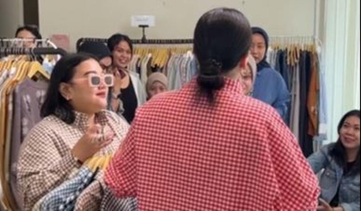"Terimakasih untuk kalian semua 😭 Terharu banget aku sama antusiasme kalian di akhir live aku hari ini. Goodbye Tiktok Shop! 🥹💕"