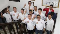 Sekjen PDIP Hasto Kristianto (dua kanan) bersama para sekjen partai pendukung capres dan cawapres Jokowi-Ma'ruf   mengangkat telunjuk saat akan melaporkan dana awal kampanye Pilpres 2019 di Gedung KPU, Jakarta, Sabtu (22/9). (Liputan6.com/Herman Zakharia)