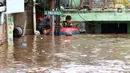 Warga menggunakan perahu karet berusaha keluar dari salah satu gang di Kawasan Rawajati yang tergenang banjir, Jakarta, Rabu Rabu (1/1/2020). Hujan yang mengguyur Jakarta sejak Selasa sore (31/12/2019) mengakibatkan banjir di sejumlah titik di Jakarta. (Liputan6.com/Helmi Fithriansyah)