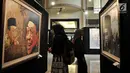 Pengunjung melihat lukisan dalam pameran seni rupa "Sang Maha Guru" karya pelukis Nabila Dewi Gayatri di Jakarta, Kamis (22/11). Selain memeriahkan Hari Santri, pameran ini sekaligus menyambut haul Gus Dur pada 30 Desember. (Merdeka.com/Iqbal Nugroho)