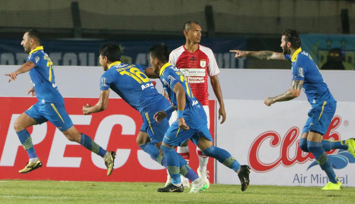 Striker Persib Bandung, Artur Gevorkyan, melakukan selebrasi usai membobol gawang Persipura Jayapura pada laga Liga 1 2019 di Stadion Si Jalak Harupat, Bandung, Sabtu (18/5). Persib menang 3-0 atas Persipura. (Bola.com/M. Iqbal Ichsan)