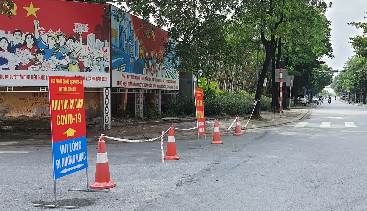 Sebuah jalan ditutup untuk mengontrol lalu lintas di Hanoi, Vietnam, Sabtu (24/7/2021). Vietnam memberlakukan penguncian wilayah (lockdown) selama 15 hari di ibu kota Hanoi mulai Sabtu ketika gelombang virus corona menyebar dari wilayah Delta Mekong selatan. (AP Photo/Hieu Dinh)