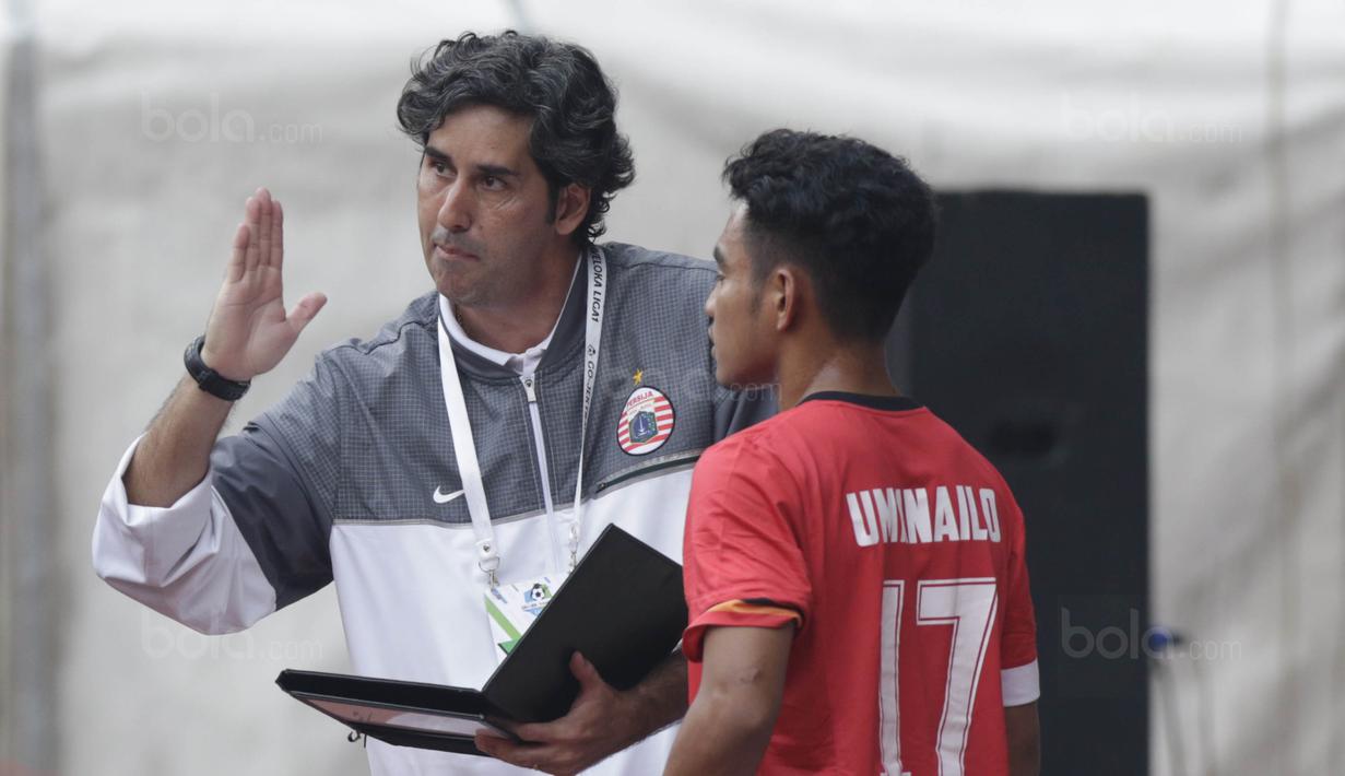 Pelatih Persija, Stefano Cugurra Teco, memberi arahan kepada Umanailo saat melawan Persegres pada laga Liga 1 Indonesia di Stadion Patriot, Bekasi, Sabtu (14/10/2017). Persija menang 5-0 atas Persegres. (Bola.com/M Iqbal Ichsan)