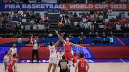 Pebasket Kanada, Dwight Powell (kanan) berebut bola dengan pebasket Lebanon, Omari Spellman saat melakukan tip off pada laga kedua Grup H Piala Dunia FIBA 2023 di Indonesia Arena, Senayan, Jakarta, Minggu (27/08/2023). (Bola.com/Bagaskara Lazuardi)