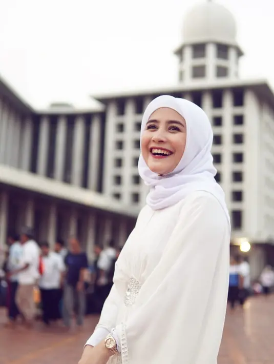 "Aku tetap dididik dalam norma-norma agama dan budaya Timur, di mana kita harus menikah dulu baru kita bisa punya anak," tambahnya. (instagram/prillylatuconsina96)