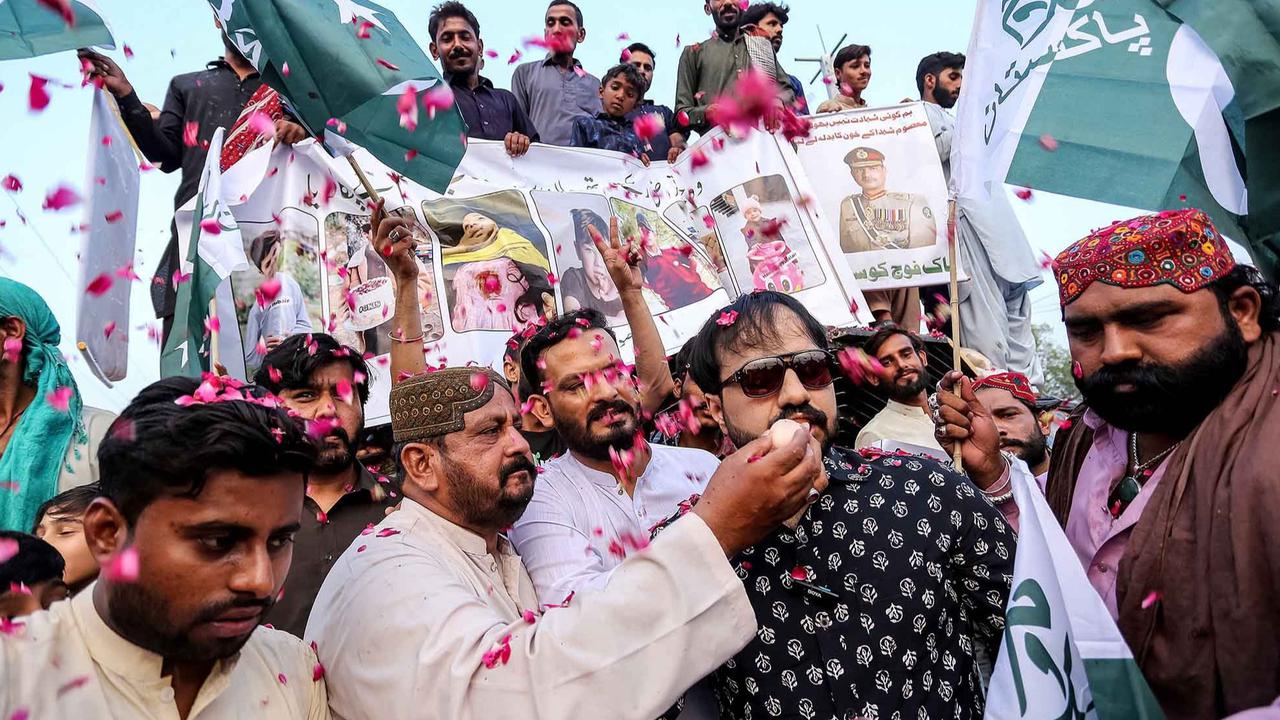 FOTO: Ekspresi Kegembiran Warga Pakistan Usai Gencatan Senajata India-Pakistan