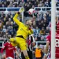 Penjaga gawang MU, David de Gea, melakukan penyelamatan penting saat berhadapan dengan Newcastle United dalam lanjutan Liga Inggris 2022/2023, Minggu (2/4/2023) malam waktu setempat di Stadion St. James' Park.&nbsp;(AP Photo/Jon Super)