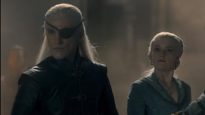 <p>Pangeran Aemond dan Putri (Ratu) Helaena Targaryen tampak tertegun melihat Melys. Aemond dan Helaena adalah adik dari Raja Aegon II yang diangkat keluarga Hightower secara makar. Dok: YouTube/Game of Thrones</p>