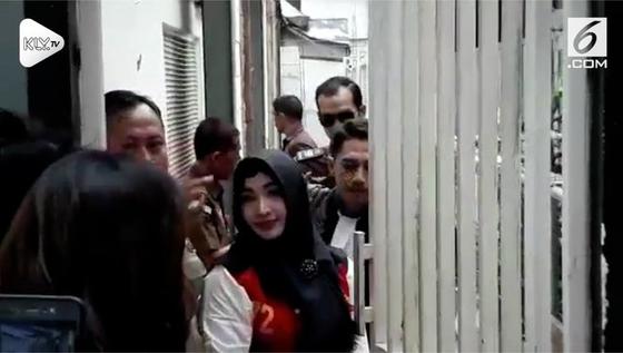VIDEO: Roro Fitria Berhijab Jelang Sidang Putusan