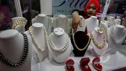 Pramuniaga tengah menyusun perhiasan saat pameran Jakarta International Jewellery Fair 2015 di Jakarta Convention Center, Kamis (7/5). Pameran perhiasan terbesar tersebut berlangsung hingga 10 Mei mendatang. (Liputan6.com/Faizal Fanani)