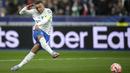 Pemain Timnas Prancis, Kylian Mbappe (kiri) mencetak gol ketiga timnya ke gawang Timnas Belanda pada laga Grup B Kualifikasi Euro 2024 yang berlangsung di Stade de France, Sabtu (25/03/2023) WIB. Les Bleus menang dengan skor 4-0. (AP Photo/Christophe Ena)